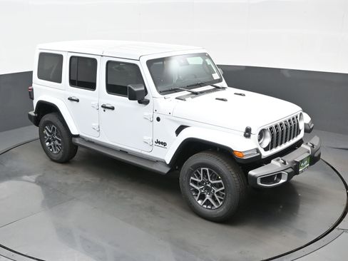 New 2025 Jeep Wrangler Sahara image 24