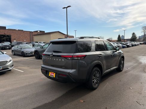 Used 2025 Nissan Pathfinder SV AWD/4WD image 2