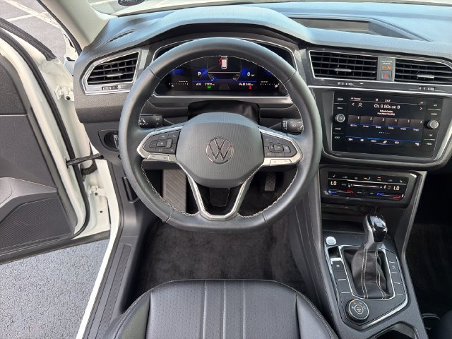 Used 2023 Volkswagen Tiguan SE w/ Panoramic Sunroof Package AWD/4WD image 15
