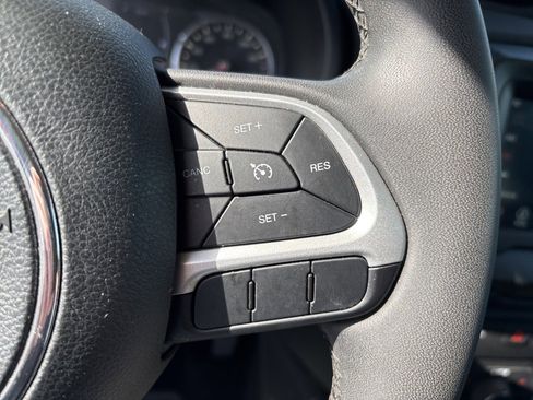 Used 2018 Jeep Renegade Latitude image 11