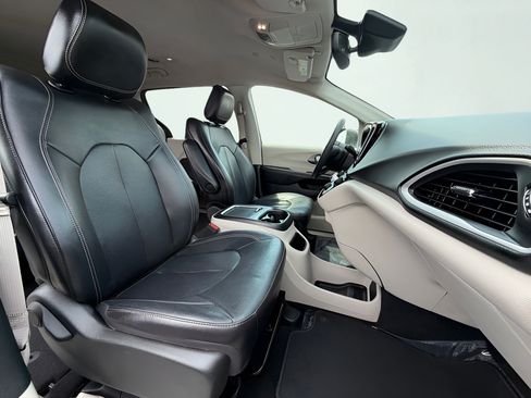 Used 2022 Chrysler Pacifica Touring-L FWD image 26