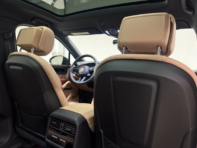 Certified 2026 Porsche Cayenne E-Hybrid Coupe AWD/4WD image 27