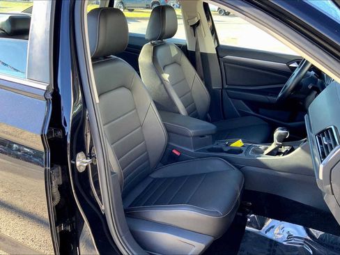 Used 2024 Volkswagen Jetta SE image 8