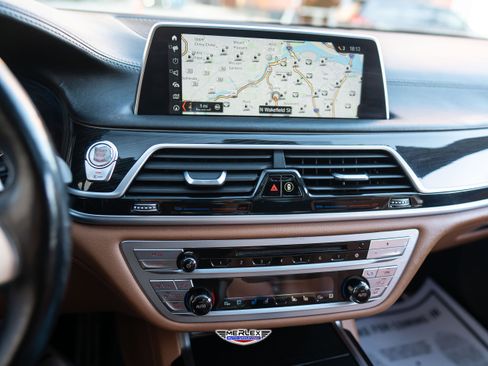 Used 2018 BMW 750i RWD image 32
