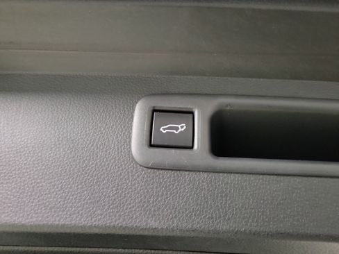 Used 2023 Toyota Highlander XLE AWD/4WD image 10