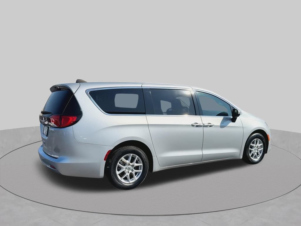 Used 2023 Chrysler Voyager LX FWD image 10