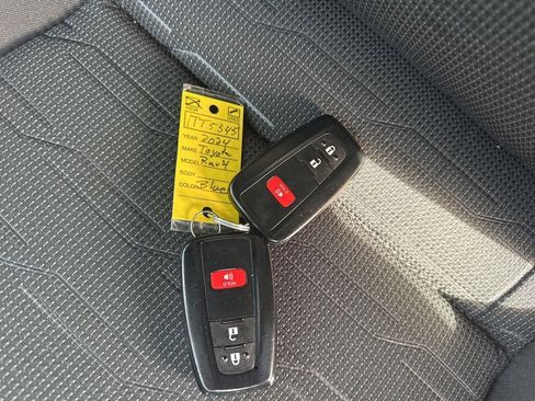 Used 2024 Toyota RAV4 SE image 32