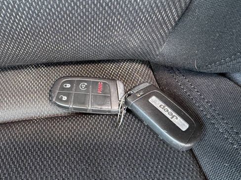 Used 2016 Jeep Renegade Latitude AWD/4WD image 39