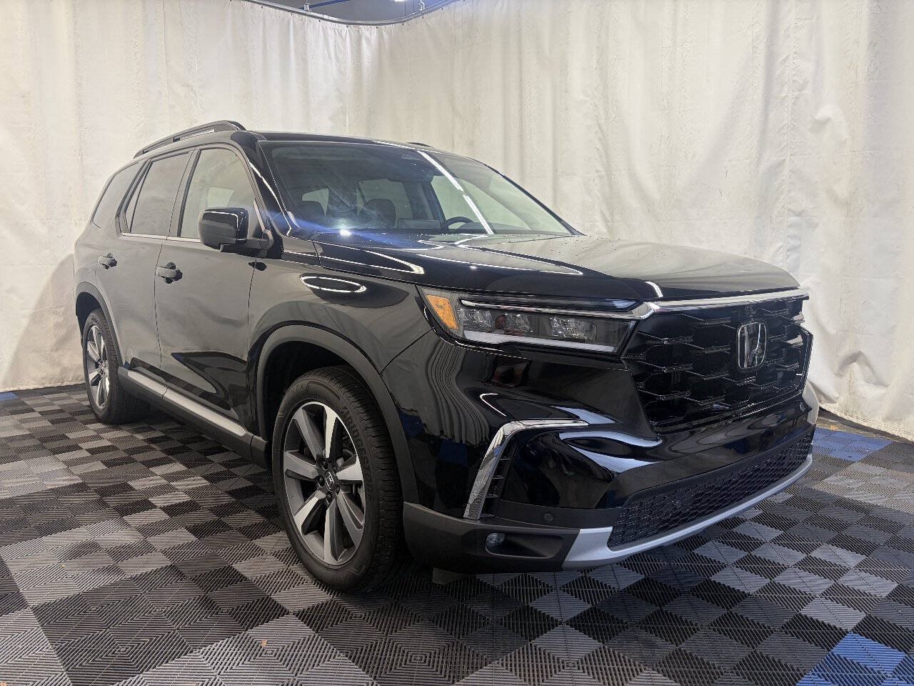 Used 2025 Honda Pilot Elite image 3