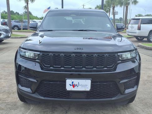 Used 2025 Jeep Grand Cherokee Altitude RWD image 2