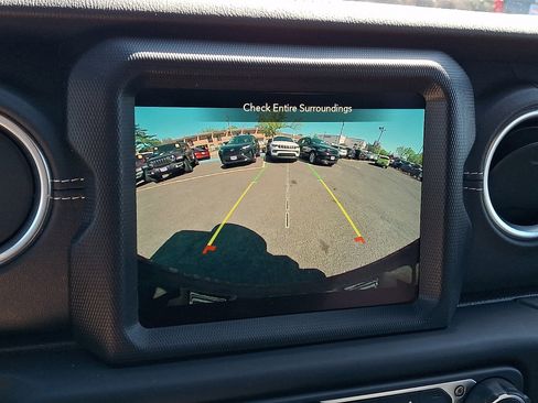 Used 2023 Jeep Wrangler Sahara w/ Cold Weather Group image 17