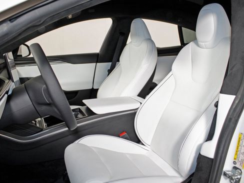 Used 2022 Tesla Model S Plaid image 5