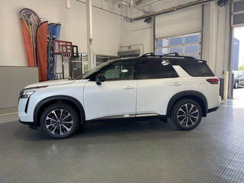 New 2026 Nissan Pathfinder Platinum FWD image 4