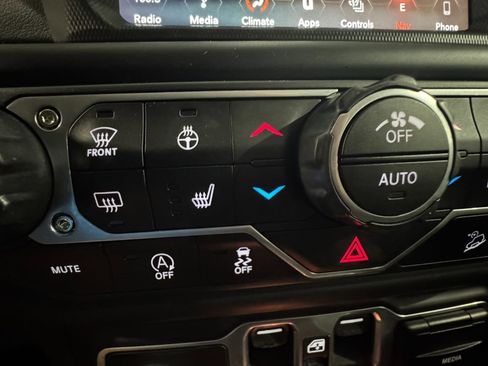 Used 2018 Jeep Wrangler Unlimited Sahara image 23