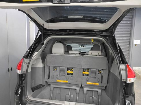 Used 2011 Toyota Sienna XLE image 7