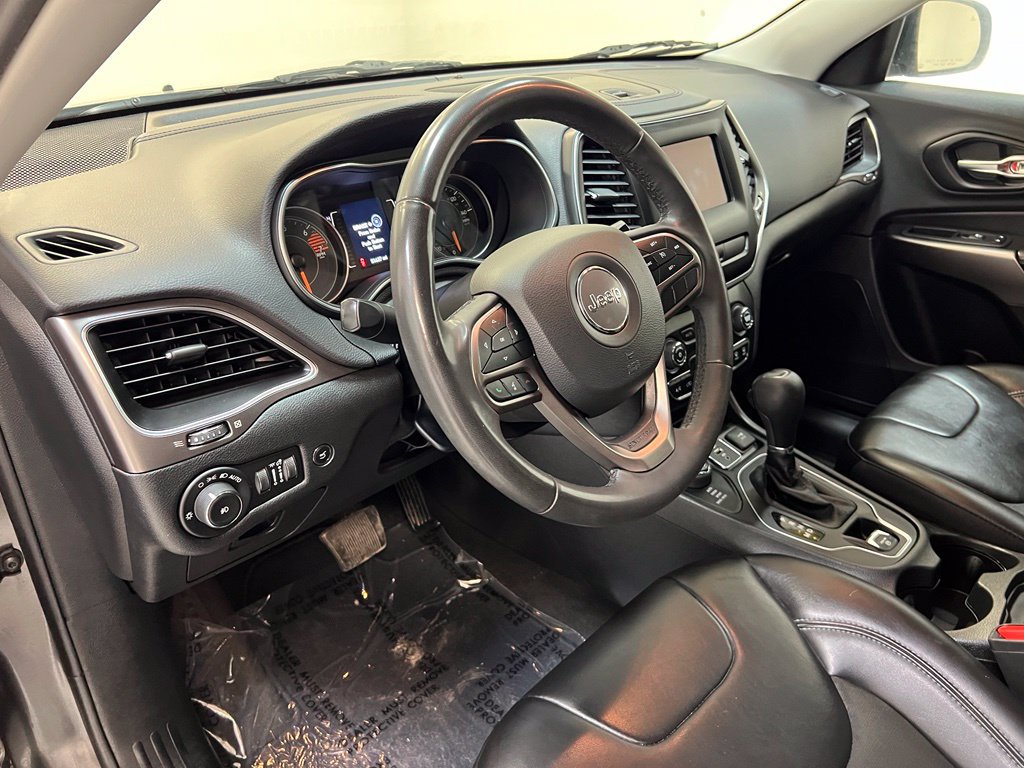 Used 2020 Jeep Cherokee Latitude Plus w/ Comfort/Convenience Group AWD/4WD image 17