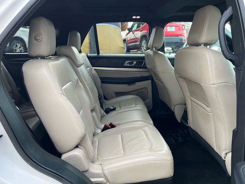 Used 2018 Ford Explorer XLT w/ Equipment Group 202A AWD/4WD image 14