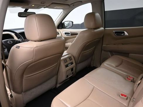 Used 2017 Nissan Pathfinder Platinum FWD image 2