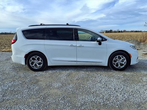 Used 2023 Chrysler Pacifica Limited image 4