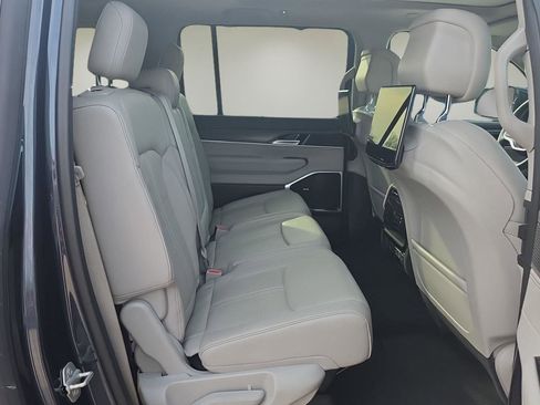 Used 2024 Jeep Wagoneer L Series III w/ Premium Group I image 17