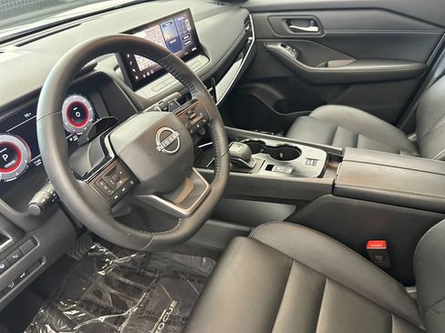 Used 2025 Nissan Rogue SL w/ Tech Package FWD image 9