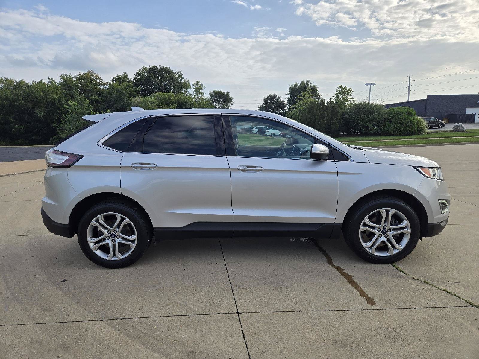 Used 2018 Ford Edge Titanium w/ Equipment Group 301A FWD image 2