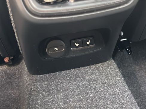 Certified 2025 Volvo XC40 B5 Plus AWD/4WD image 9