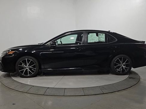 Used 2022 Toyota Camry SE FWD image 2