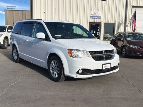 Used 2019 Dodge Grand Caravan SXT image 3