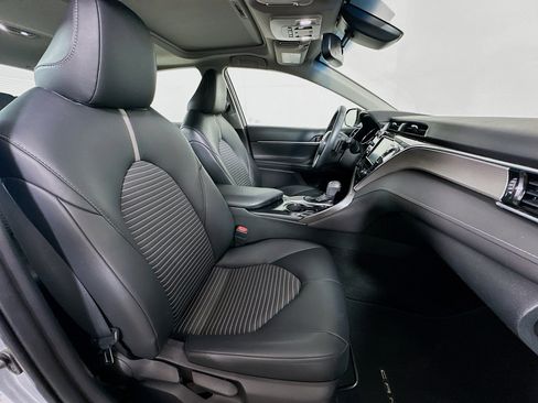 Used 2018 Toyota Camry SE w/ Moonroof Package image 30