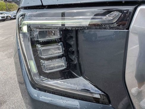 Used 2021 GMC Yukon XL Denali w/ Denali Premium Package image 9