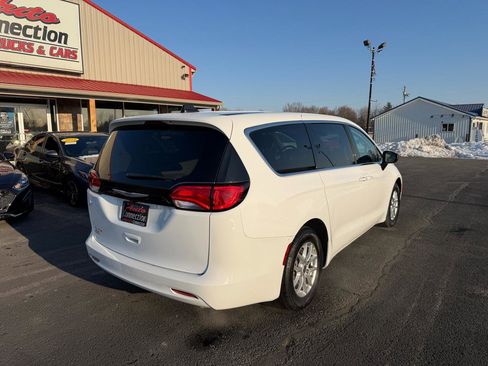 Used 2024 Chrysler Voyager LX image 4