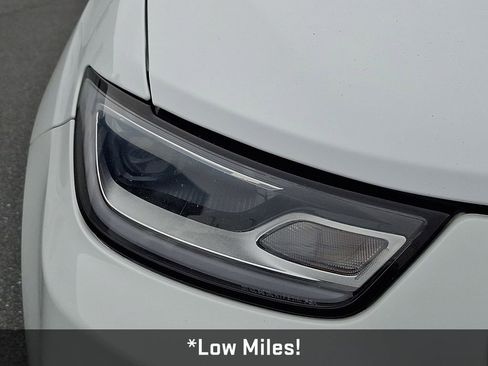 Used 2023 Chrysler Pacifica Touring-L image 11