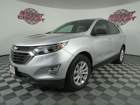 Used 2021 Chevrolet Equinox LS w/ LS Convenience Package image 3