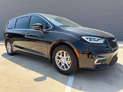 Used 2025 Chrysler Pacifica Select