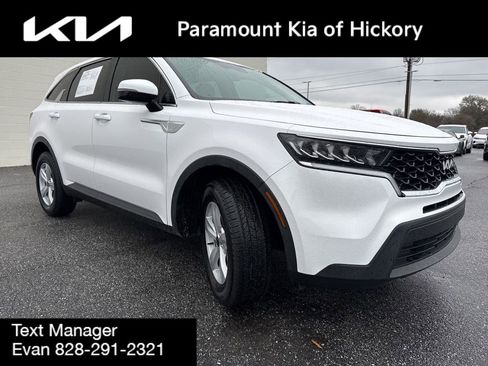 Used 2023 Kia Sorento LX image 3