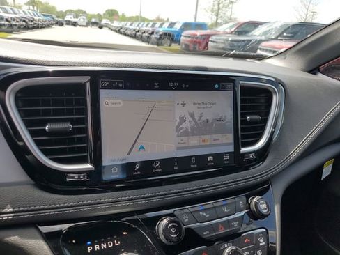 New 2026 Chrysler Pacifica Limited image 22