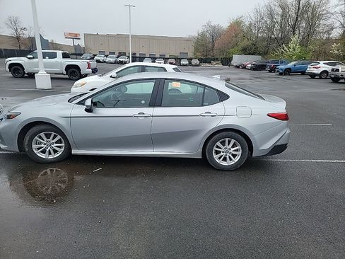 Used 2025 Toyota Camry LE image 3