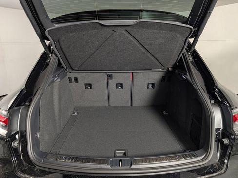 New 2026 Porsche Macan image 18