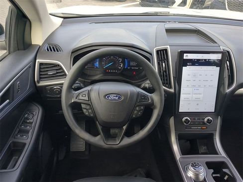 Used 2022 Ford Edge SE w/ Black Appearance Package image 17