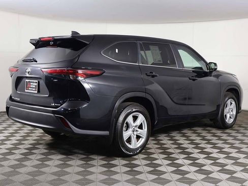 Used 2024 Toyota Highlander LE AWD/4WD image 9