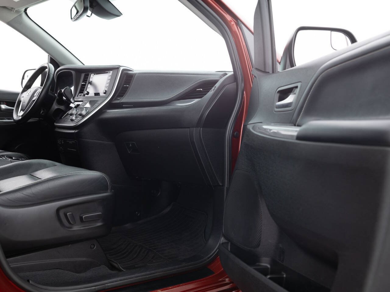 Used 2020 Toyota Sienna SE w/ Nightshade Edition AWD/4WD image 24