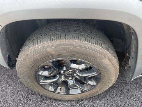 Used 2019 Jeep Cherokee Trailhawk AWD/4WD image 12