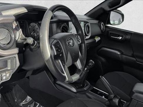 Used 2017 Toyota Tacoma TRD Off-Road w/ Premium & Technology Package AWD/4WD image 10