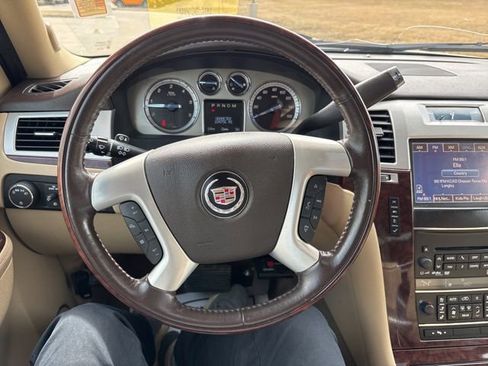 Used 2014 Cadillac Escalade Premium image 18