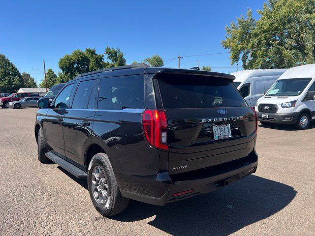 Used 2025 Ford Expedition Active AWD/4WD image 3