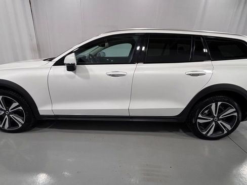 Certified 2025 Volvo V60 B5 Cross Country Plus AWD/4WD image 9