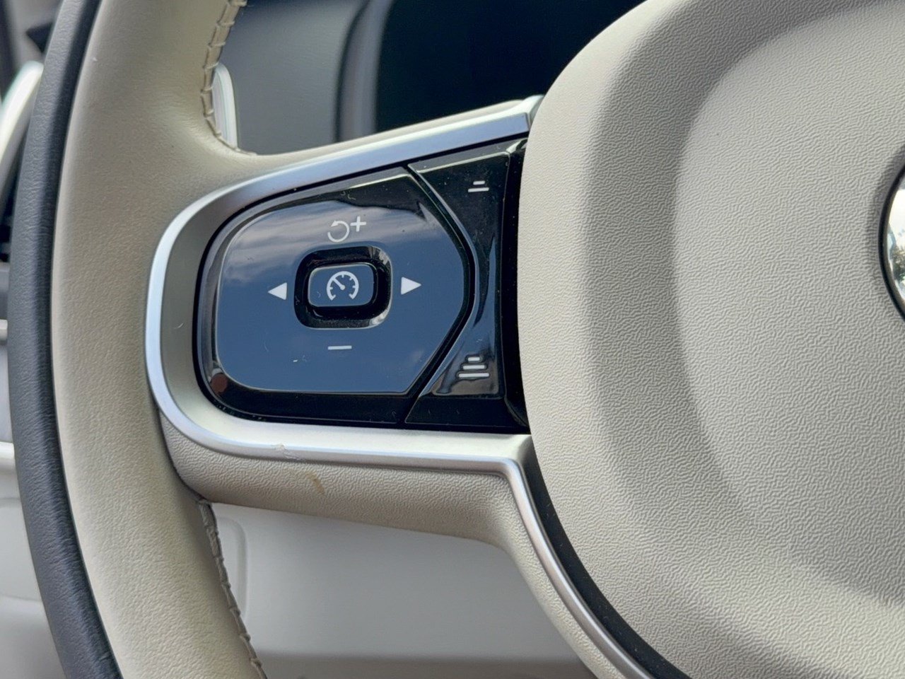 Certified 2025 Volvo XC90 B6 Core AWD/4WD image 18