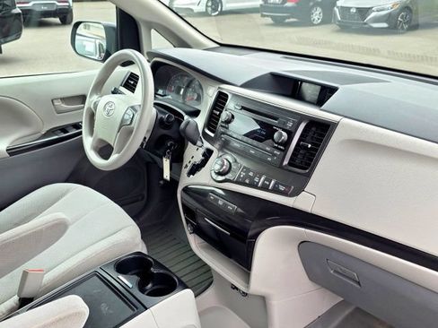 Used 2014 Toyota Sienna LE AWD/4WD image 28