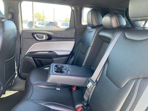 Used 2025 Jeep Compass Limited image 10